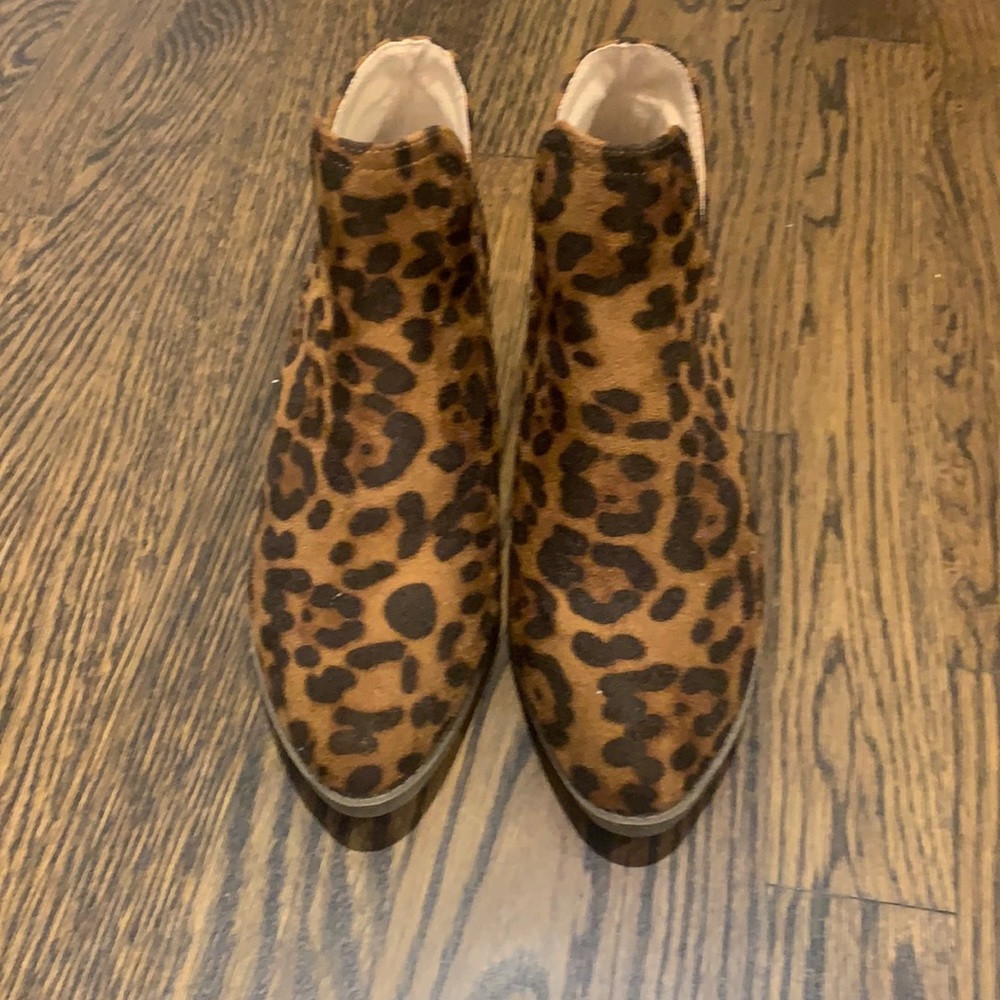 Super cute cheeta print booties